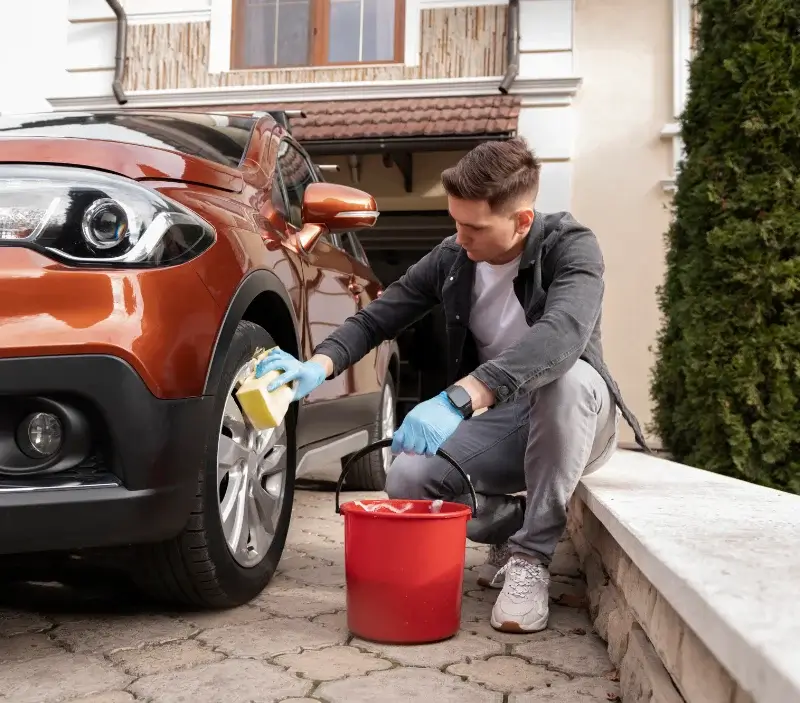 Lavage auto à domicile La Bastide-de-Besplas : professionnel intervenant sur un véhicule